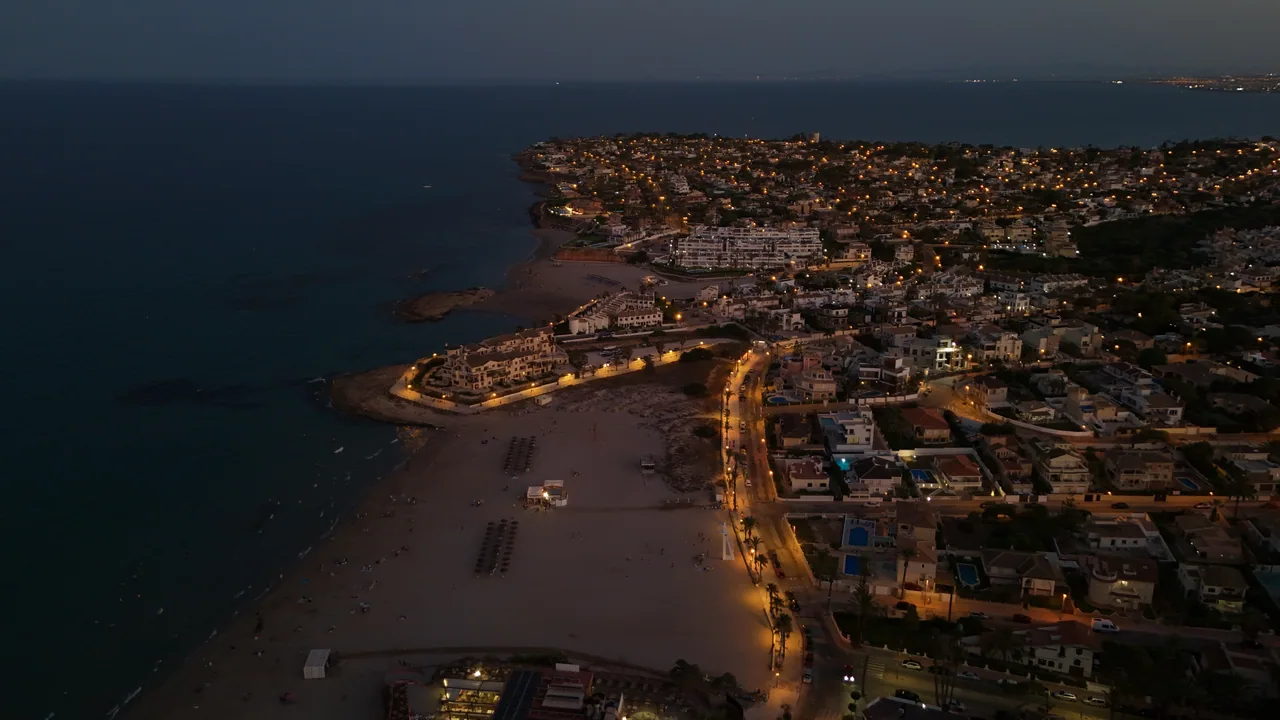 Pueblo costero iluminado al anochecer